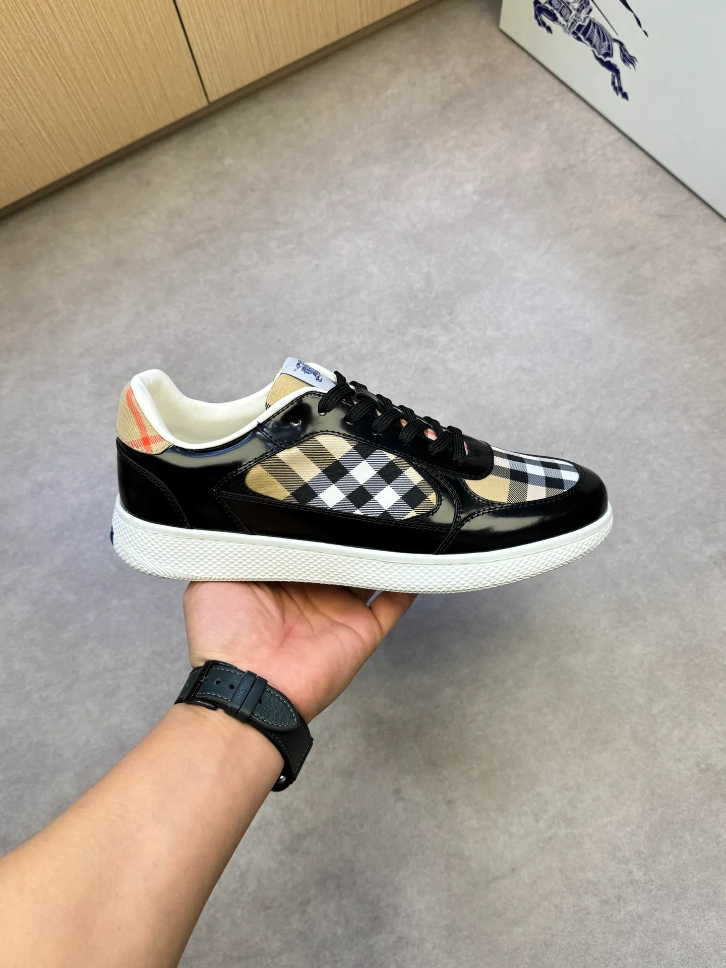 P400 [BURBERRY] Burberry casual sports sneakers - Upper: imported 🔝 open edge beaded calfskin, brand totem cloth, tongue brand cloth label - Inner: water-dyed cowhide - Outsole: ultra-light TPR rubber; two-color molded outsole - Super high quality control·Fine workmanship: highlighted (high-end, extravagance, grade) -Size: 38-44 (Male 45, can be customized)·BBR0372